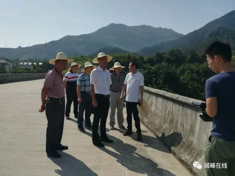 永泰县县长雷连鸣赴城峰镇开展巡河日巡河活动